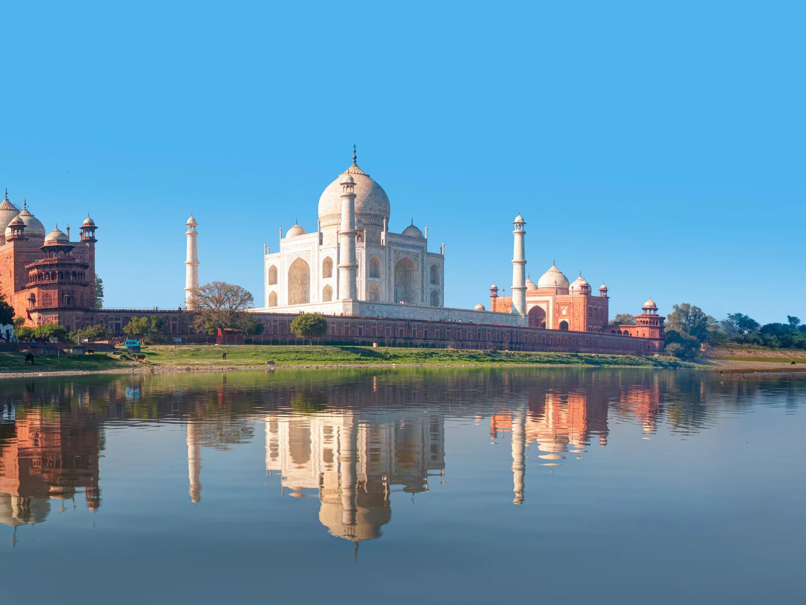 Taj-Mahal-Yamuna-Riverside-Agra-India